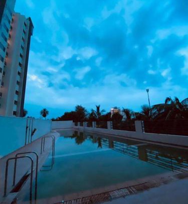 Rajkot Cama Y Desayuno | Infinity Penthouse with Pool, Sauna, Gym
