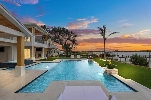 Totem Park Casa | Infinity Pool Paradise I Luxe Waterfront Living