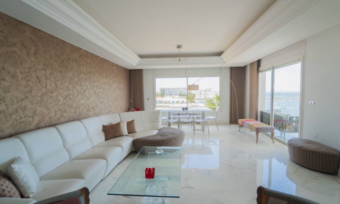 Les Berges du Lac Apartamento | Infinity View: Spacious 3 bd with Lake View