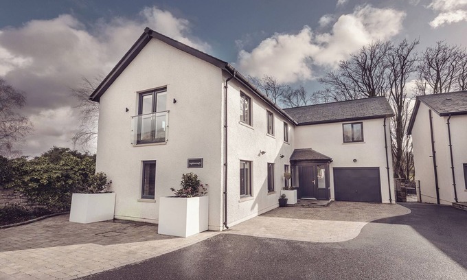 Kirkby Lonsdale Casa | INGLEBOROUGH, pet friendly, with hot tub in Kirkby Lonsdale