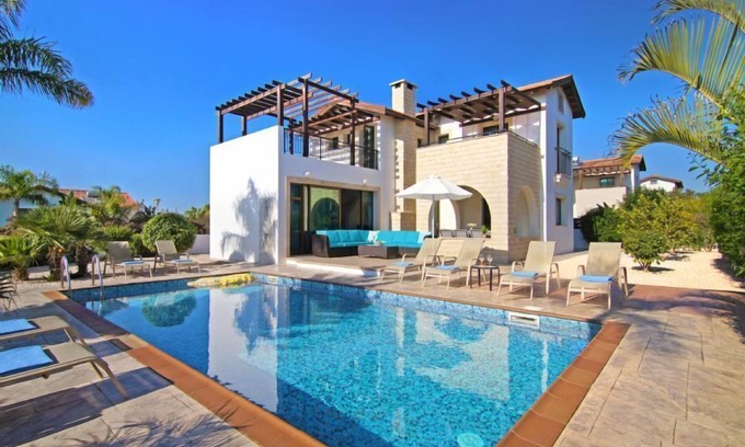 Ayia Thekla Villa | INGRID - VILLA de 3 dormitorios con balcón con vistas al mar y al mar Mediterráneo ubicado en la zona costera de Ayia Thekla