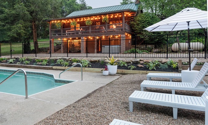 Mount Liberty Cabina | Large Log Cabin with Inground Pool, Hot Tub, Fire Pit near Mohican State Park