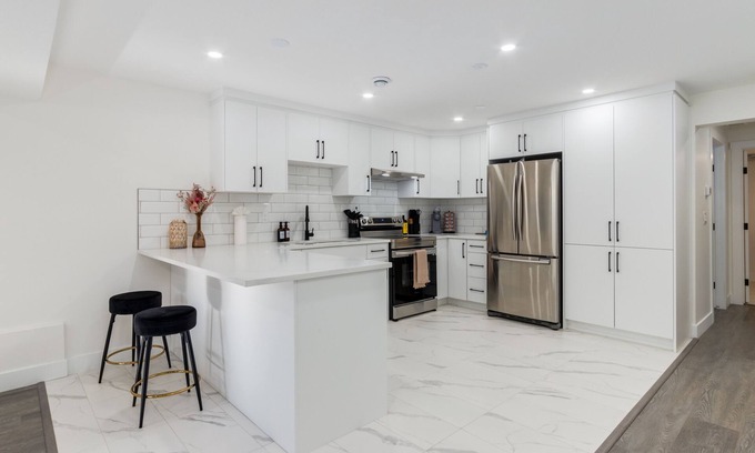 Chestermere Apartamento | "Inky & Rose" Stylish Two Bedroom Lower Suite