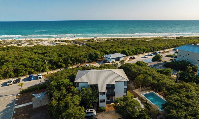 Inlet Beach Condominio | Inlet Dunes 203 | Steps from the beach | Private community pool.