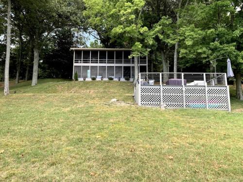 Cadiz Casa | Inmerse in the Serenity of this Lakefront Cottage in Cadiz, Kentucky
