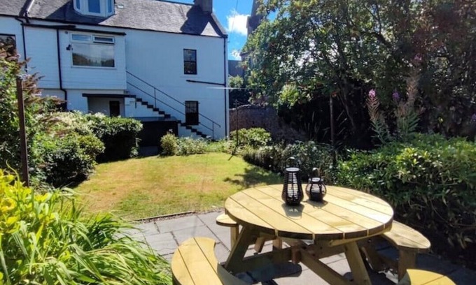 Innerleithen Apartamento | Innerleithen: 3 beds. Garden. Parking. Bike store