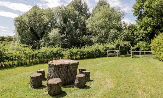 Uffington Casa | INNISFALLEN HOUSE, pet friendly, with open fire in Uffington