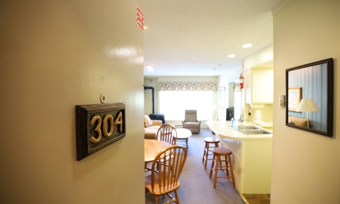 Waterville Valley Condominio | Inns of Waterville Valley one bedroom sleeping 4 - walking distance to Town Square! (304)