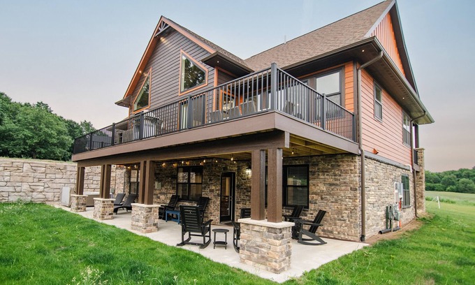Boyne Falls Casa | Innsbruck Ski&Tee - Designer's Dream, Theater & Arcade & Shuffleboard & Hot Tub