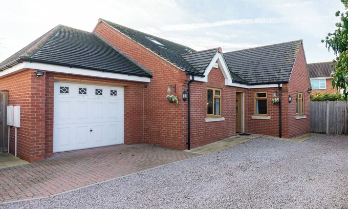 Gloucester Casa | Innsworth House - Gloucester 4 Bed Home - Parking - Garden