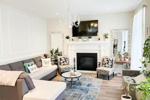 Niagara Falls Casa | Inspired Stay close to Niagara *4B & 2King Beds*