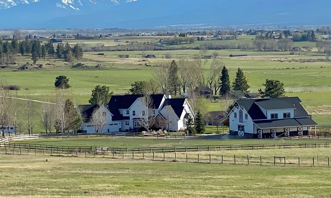 Corvallis Casa | Inspiring Views and Relaxing Montana Ranch Vacation!