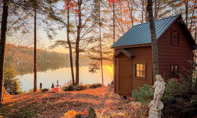 Irondale Cabaña | Insta-worthy 3 Bedroom Waterfront Cottage in Haliburton