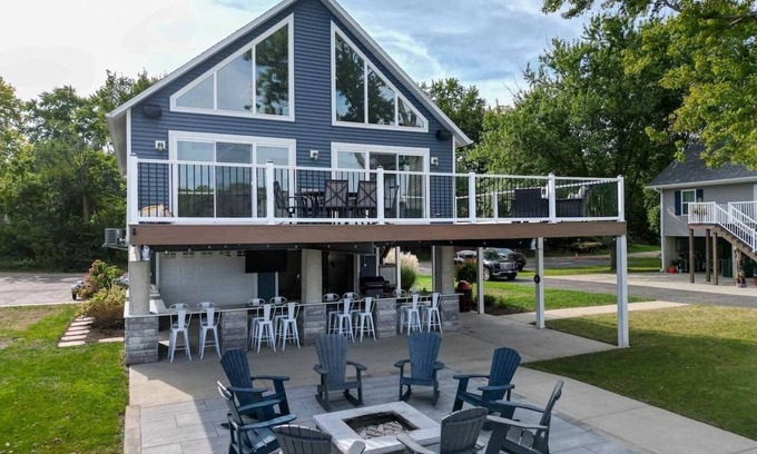 Holcomb Casa | Insta-worthy Rock River cabin