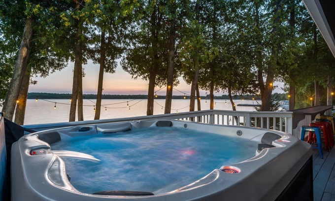 Ellison Bay Cabaña | Insta-worthy Waterfront Cottage with Hot Tub