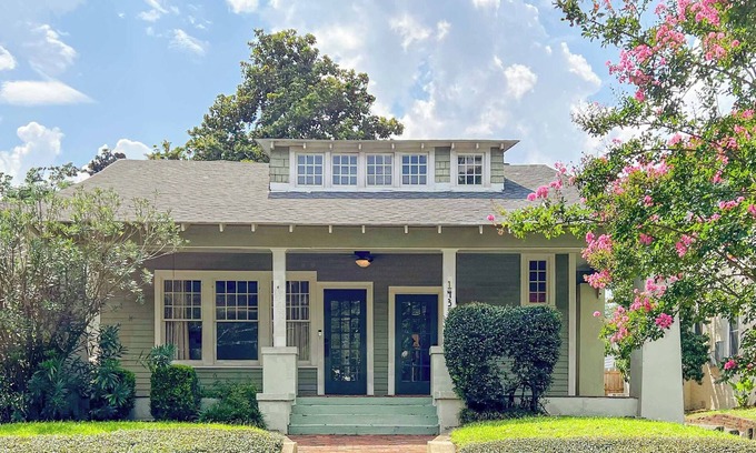 Summerville Casa | Insurance 5 Bdrms 2 Kitchens 2 Laundry Fenced In Yard & More - Big Bungalow