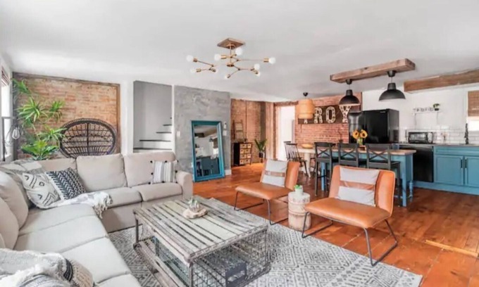 Troy Casa | Interior designer building with AC and WiFi in enjoyable Troy