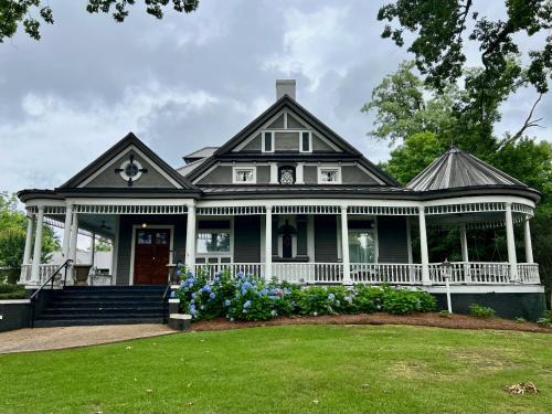 Hogansville Cama Y Desayuno | Intermission Hogan House