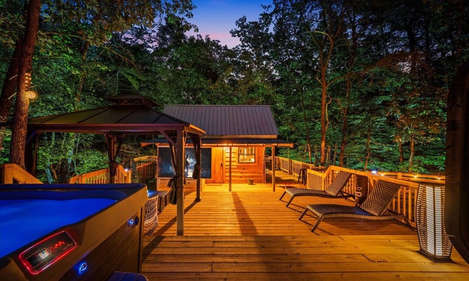 Mentone Cabina | Intimate Cabin Escape: Hot Tub, Sauna, Firepit, Grill & Projector