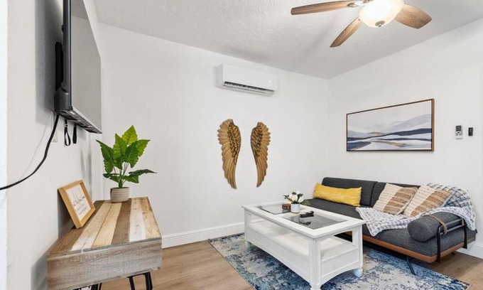 Coral Way Villa | Intimate Casita Mia minutes away from Airport, Calle 8, Brickell, Coral Gables, The beach and more!