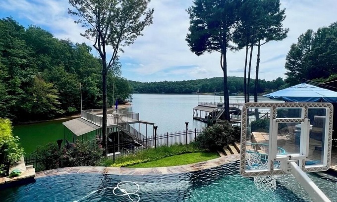 Gainesville Casa | Retiro íntimo frente al lago con una magnífica piscina infinita y una impresionante vista al lago