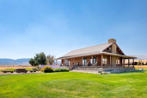 Shining Mountains Casa | Intimate Off-Grid Cabin with Fire Pit and Mountain Views in Montana