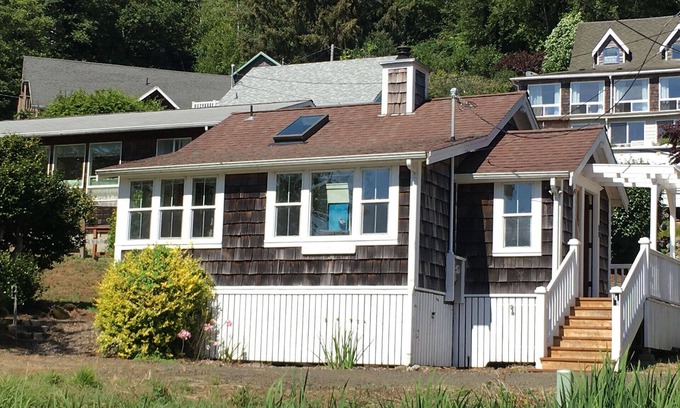 Yachats Cabaña | Íntima, cabaña romántica en barrio tranquilo. Se admiten perros para más detalles.