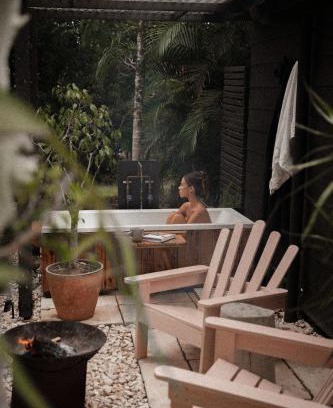 Palmwoods Casa | Into the Woods - Outdoor Bath, Firepit & Wood Fired Pizza Oven near Montville