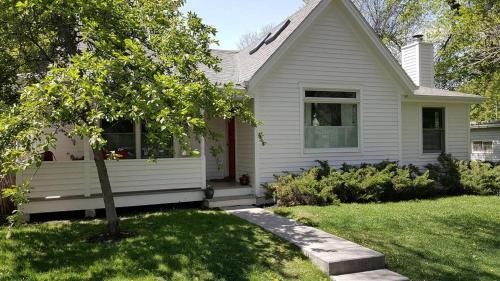 Bozeman Casa | Intown Contemporary Prime Street, Fenced Yard, Bright And Open Concept Design