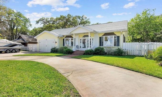 Elizabeth Mcbrides Raulersons Casa | Intracoastal Waterfront Retreat, Sleeps 10
