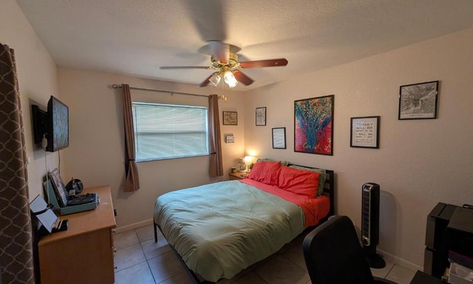 Largo Casa | Introverts Paradise! Central Largo and Pinellas! 15 mins to beaches!