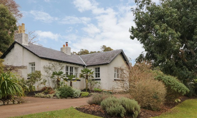 Drumchork Cabaña | INVEREWE - GARDEN LODGE, family friendly, with a garden in Poolewe