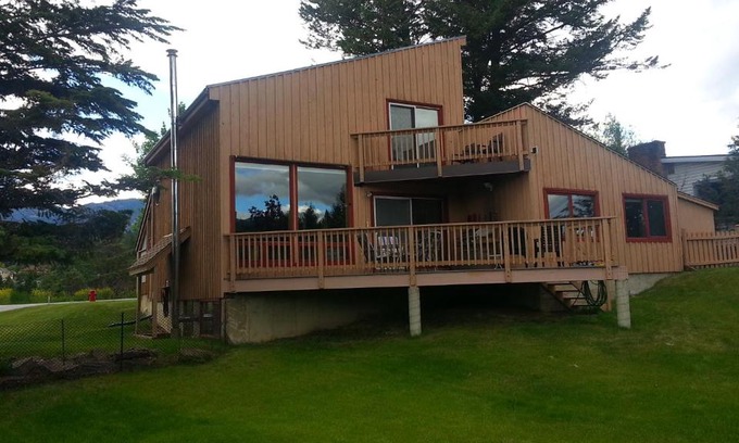 East Kootenay Casa | Invermere, BC On the Lake! Luxury 4 Bedroom Vacation Home with Panoramic Mountain Views! Walk to Town, Shopping, Tennis, Volleyball, Pickle Ball, Dining, Bakery, Pubs, Swimming, Boating, Hiking, Fish, Biking, Hot Springs! Construction Trades Welcome