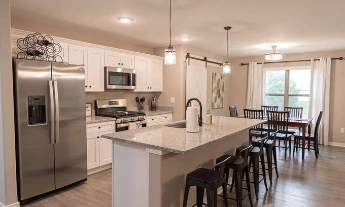 Loves Park Casa | Inviting 2 Bedroom condowith Office and King Master Suite in Loves Park!
