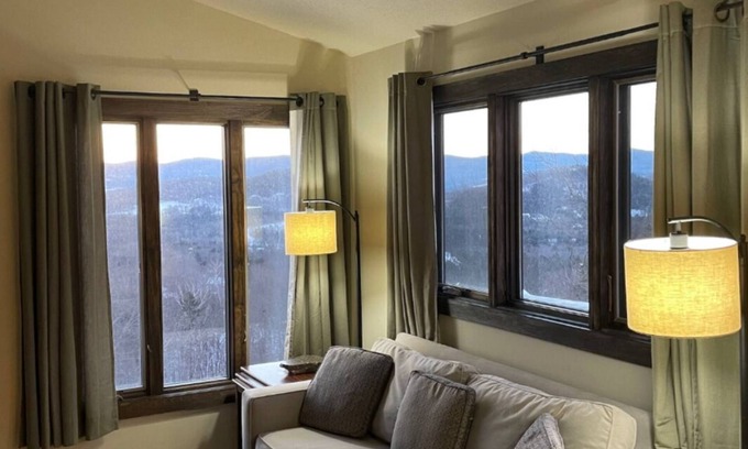 Warren Chalet De Esquí | Inviting 2-bedroom chalet with views in Warren - Perfect for a cozy getaway