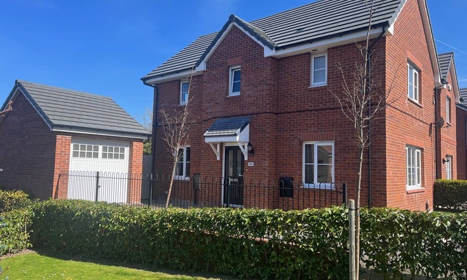 Wirral Casa | Inviting 3 bed + hot tub With Excellent Train and bus to Liverpool & Chester