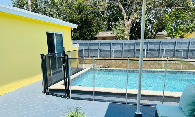 Driftwood Casa | Inviting 3 Bedrooms Hollywood Pool Home.