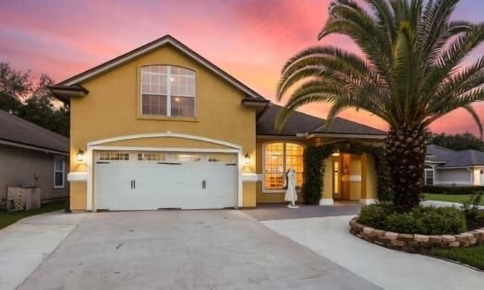 Westside Casa | Inviting 5 bedroom, 3 bath home Centrally located.
