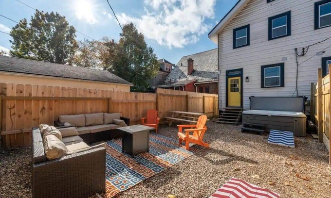 Glen Echo Apartamento | Inviting 7 Bed Home with Hot Tub and Fire Pit