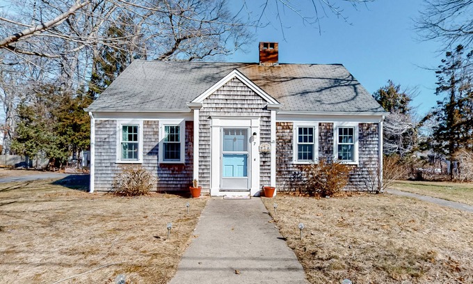 Sandwich Casa | Inviting abode near the canal with a wood-burning fireplace, grill, & W/D