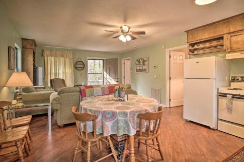 Carson Springs Apartamento | Inviting Apartment with Deck in Smoky Mountains