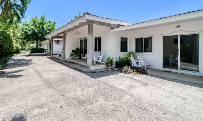 Puntarenas Apartamento | Acogedora villa frente al mar con acceso privado a la playa, piscina y jardines compartidos