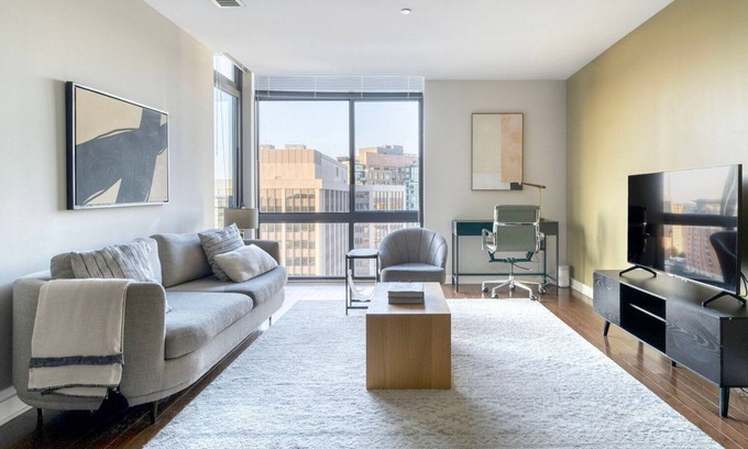 Woodmont Triangle Apartamento | Inviting Bethesda Bainbridge 2BR w/ Gym & Rooftop Pool, nr Metro, by Blueground