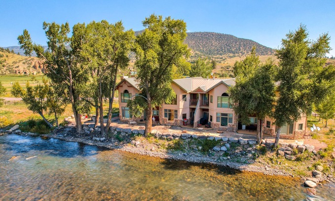 South Fork Casa | Inviting Condo Near Town w/ Jetted Tub, Full Kitchen, Balcony & Free WiFi