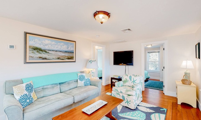 Cataumet Cabaña | Inviting cottage with golf nearby, central AC, & full kitchen
