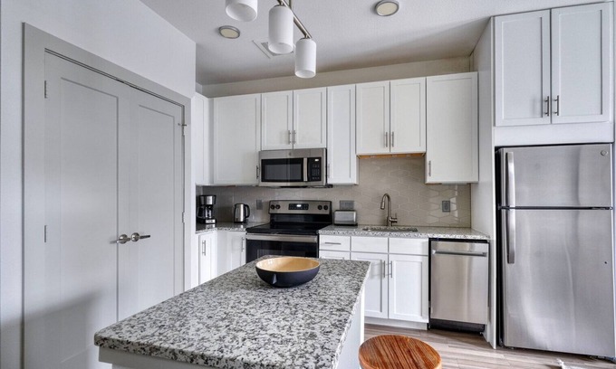 Waller Creek District Apartamento | Inviting Downtown 1BR w/ Deck & Gym, nr Congress Ave, by Blueground