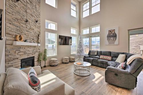 Deer Mountain Casa | Inviting Hideout Townhome with Balcony and Lake Views!