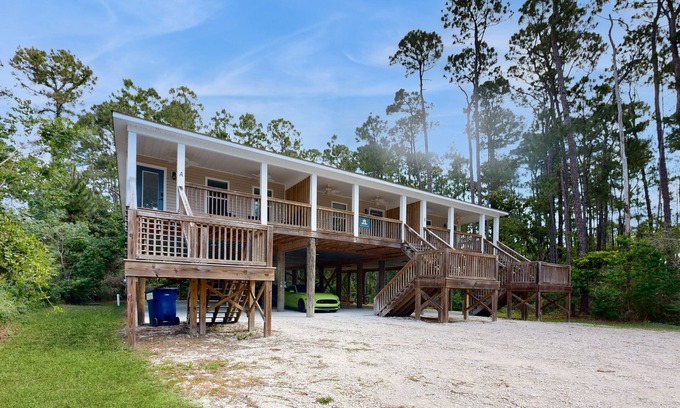 Dauphin Island Casa | Inviting home near the beach with balcony, full kitchen, central AC, & W/D