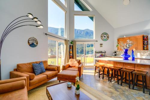Maple Grove Casa | Inviting Lake Sutherland Home Kayaks and View!