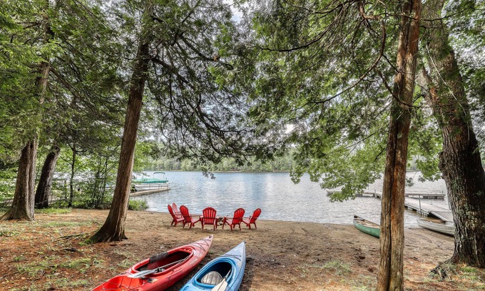 Adirondack Casa | ¡NUEVO LISTADO! Admiten perros, casa frente al lago con muelle, playa de arena, porche cubierto